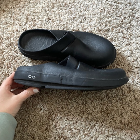 OOFOS Black Slip-On Loafers with Streamlined Design - Picture 4 of 6